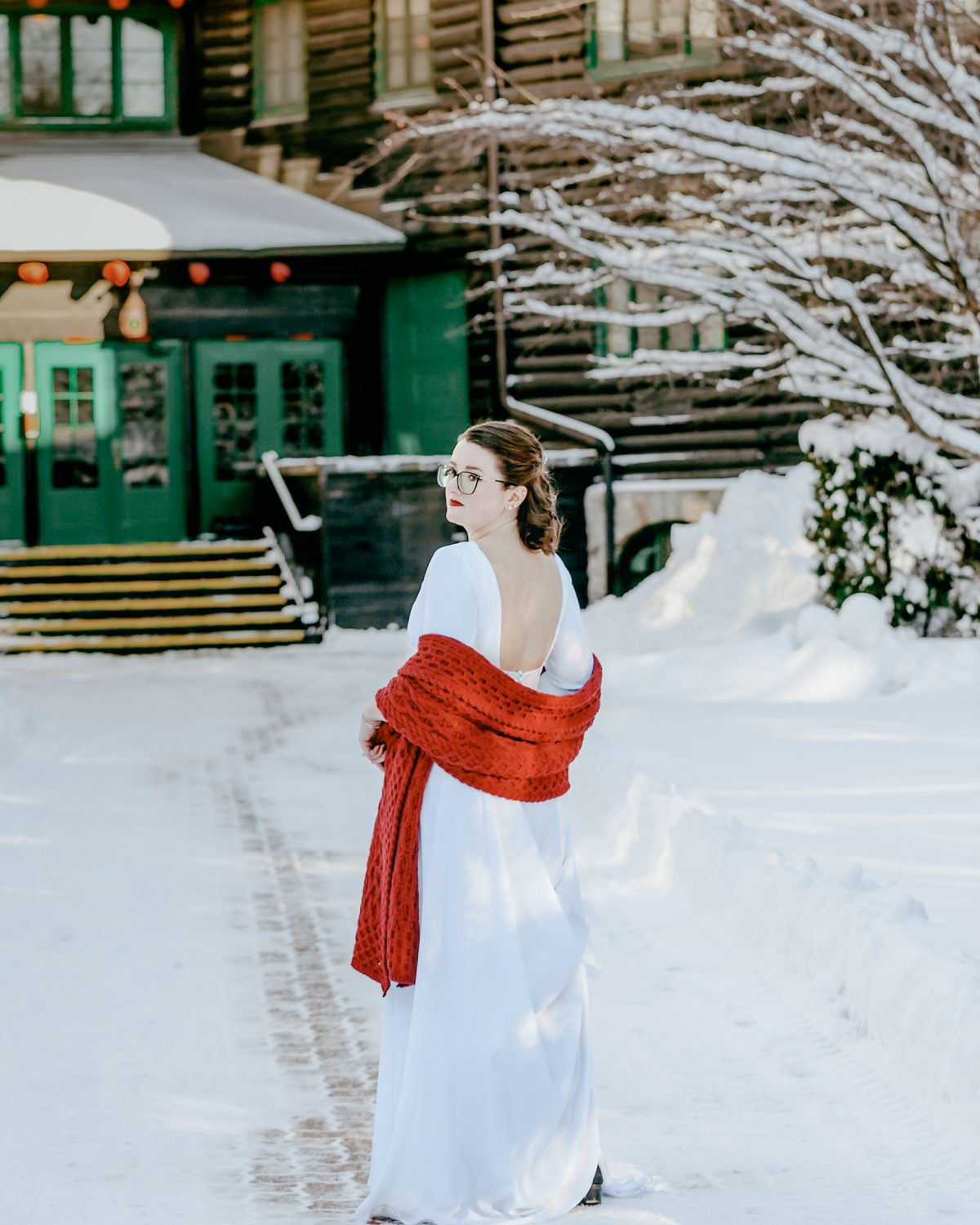 Winter bridal photo outside in the snow at lec hateau montebello