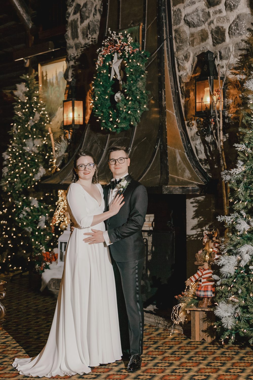 amily portraits at Château Montebello Christmas foyer