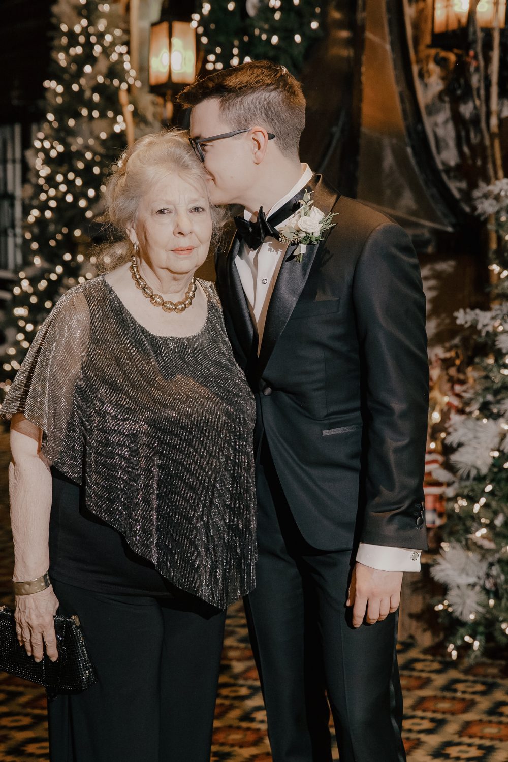 amily portraits at Château Montebello Christmas foyer