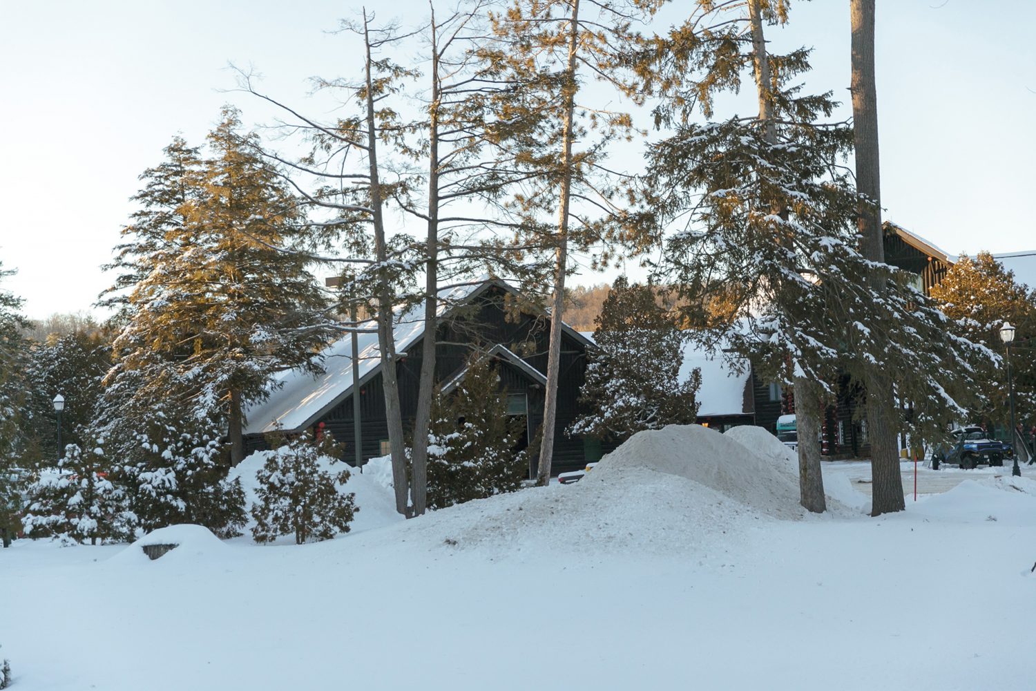 Back inside the main lodge, family portraits were captured against the beautifully styled Christmas décor in the foyer. The festive setting added texture and glow, creating timeless imagery with a seasonal touch.
With everyone gathered and ready, we moved toward the Heritage Building for the ceremony.